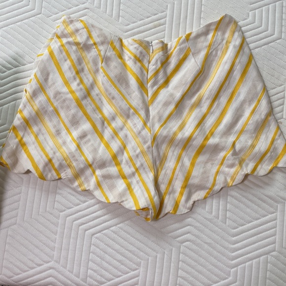 June & Hudson women’s yellow and white striped shorts with scalloped edges - Picture 2 of 4